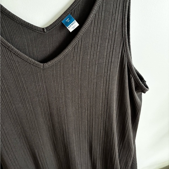 Old Navy Charcoal Gray V-Neck Tank Top Size 3X - Picture 7 of 7